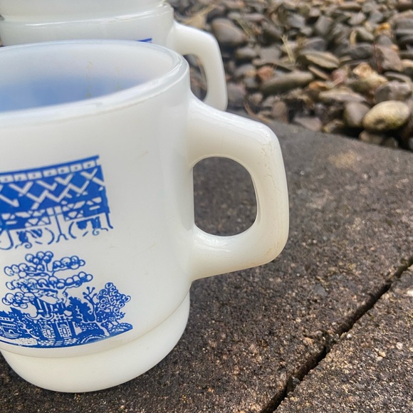 Vintage Anchor Hocking Blue Willow Fire-King stacking mugs - Set of 3 - Picture 3 of 5
